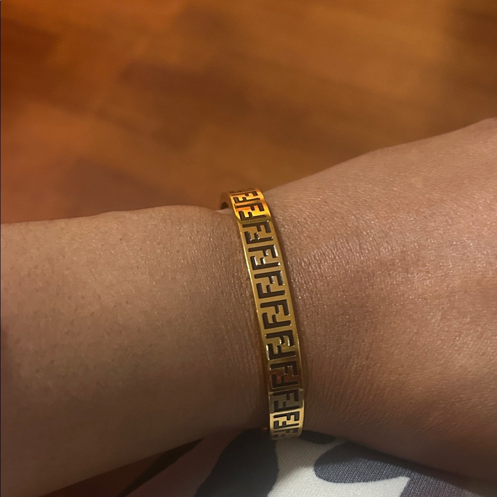 Solid & Sturdy Gold toned Designer inspired Bracelet - Picture 4 of 9